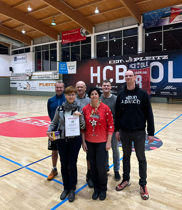Volleyballmannschaft des TSV Eintracht Lützen mit Urkunde für den zweiten Platz